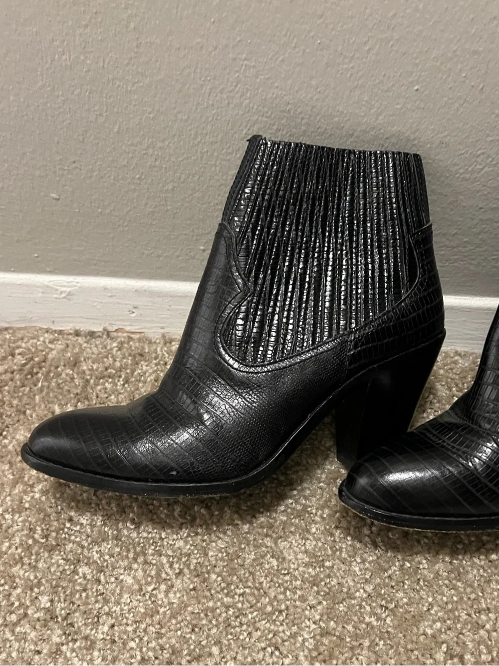 ASH IIona Pull on Heeled leather embossed ankle bootie 39